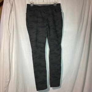 Lee Modern Series mid rise fit dream Women’s Leggings. Camaflouge. Size 8 Medium
